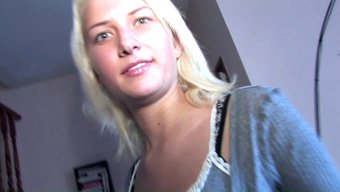 Lora Row'Un Ilk Casting Deneyimi Doğal Güzelliğini Ve Oral Becerilerini Sergiliyor