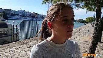 Avrupalı Güzellik Anita, Ilk Kez Iki Genç Erkekle Başa Çıkıyor