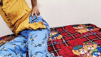 18 Yaşındaki Büyük Popolu Kız, Dildo Ve Parmaklarıyla Am Oyunu Oynamaktan Keyif Alıyor