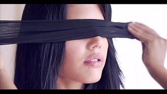 Genç Kızlar Apolonia Ve Caprice Birlikte Duygusallıklarını Keşfediyorlar