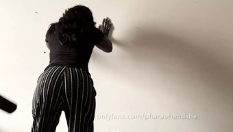 Afrikalı Karısı Ev Yapımı Bir Videoda Şaplaklanıyor