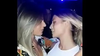 Genç Sarışın Amatör Ev Yapımı Videoda Yaramazlık Yapıyor