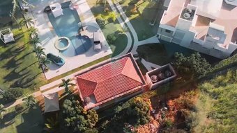 Göğüslü Bebek Sıcak Bir Havuzda Mastürbasyon Yapıyor