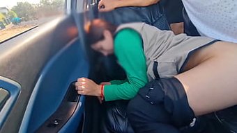 Meksika'Dan Bella, Kıvrımlarını Sergiliyor Ve Bir Gözetleyici Tarafından Beceriliyor