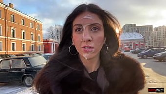 Halka Açık Aşağılama Yüzüne Boşalma, Inanılmaz Pov Karşılaşmasına Yol Açıyor