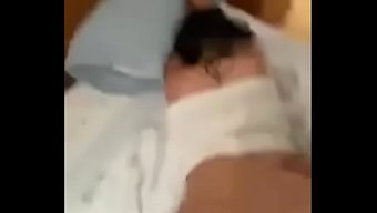 Kocaman Götüyle Bir Kız, Bu Ateşli Ev Yapımı Videoda Arkadaşıyla Yaramazlık Yapıyor.