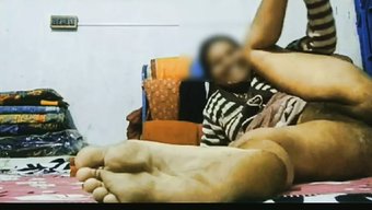 Ince Asyalı Bhabhi, Sevgilisi Tarafından Tokatlanır Ve Becerilir