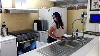 Latin Fahişe Komşusu Tarafından Anal Olarak Beceriliyor