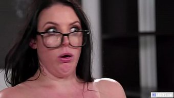 Büyük Göğüslü Bebek Angela White, Kira Noir Tarafından Lezbiyen Bir Videoda Öğretiliyor