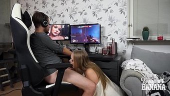 Amatör Genç Kız Overwatch Oynarken Sikişiyor