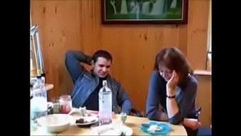 Olgun Rus Kadın Genç Bir Adamla Seks Yapıyor Ve Kirli