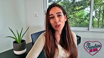Camila, Hoş Bir Kız Ama Kameramanla Biraz Yaramazlık Yapıyor.