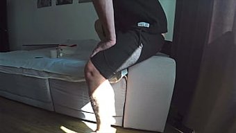 En Iyi Arkadaşım, Evimizde Karımla Anal Seks Yaparak Bana Ihanet Ediyor.