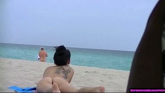 Bir Hotwife, Kocası Yakınlardayken Sahildeki Röntgencileri Baştan Çıkarıyor.