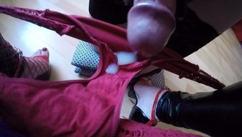 Pantolonlu Shemale, Lateks Eldivenleriyle Kendini Tatmin Ediyor