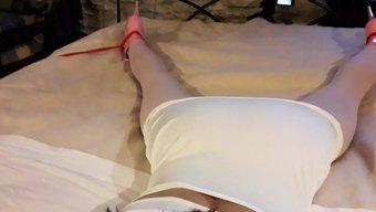 Laura'Nın Yüksek Topuklu Ayakkabıları Ve Çorapları, Bu Fetiş Videosunun Cinsel Çekiciliğine Katkıda Bulunuyor.