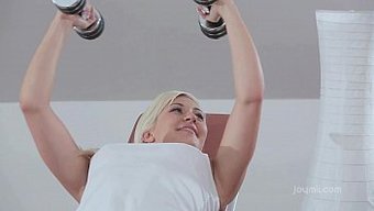Spor Salonu Bebekleri Sıcak Lezbiyen Eyleminde