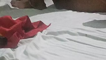 Genç Kız Masörle Yaramazlık Yapıyor Sıcak Bir Video