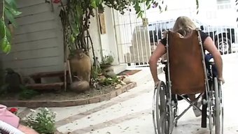 Amerikan Lezbiyenler Yatakta Am Yalama Ve Sikişin Tadını Çıkarıyorlar