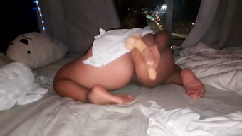 Amatör Kız Yatakta Seks Oyuncaklarıyla Mastürbasyon Yapıyor