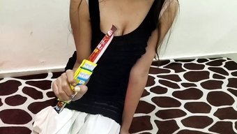 Göğüslü Hintli Genç Kız, Hindi'Deki Amcasına Ilk Saksosunu Veriyor