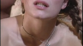 Genç (18+) Porno Yıldızı Ağzında Ve Amında Çift Penetrasyon Alıyor