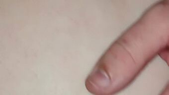 Büyük Yarak Olgun Kadının Dar Amına Kanepede Giriyor