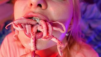 Arya Grander'In Diş Telleriyle Ahtapot Yeme Asmr Videosu
