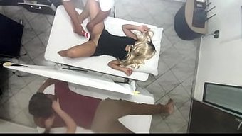 Çiftlerin Masajı Erotik Keşiflere Ve Karısının Paylaşmasına Yol Açıyor