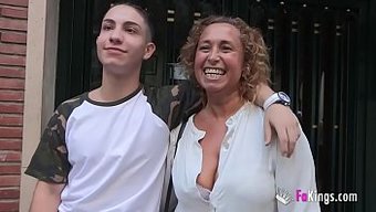 Ingilizce Öğretmeninin Öğrencisiyle Bir Ilişkisi Var Ve Ona Oral Seks Yapıyor.