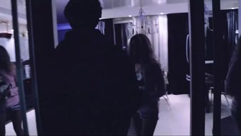 Softcore Aşk Makinesi: Bir Ünlünün Erotik Performansı