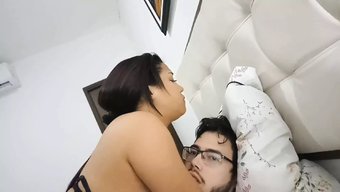 Amatör Çift, Yakalanmadan Tutkulu Bir Ilişkiye Dalıyor.