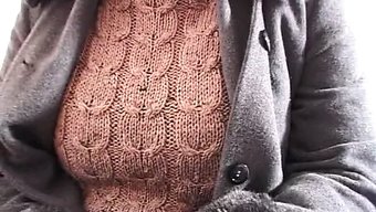 Büyük Doğal Göğüslere Sahip Alman Bebek, Bir Seçme Masajı Yapıyor