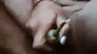 Desi Bhabi Sıcak Bir Videoda Çift Penetrasyona Uğruyor