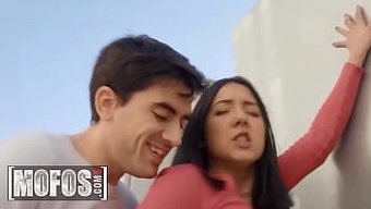 Jordi, Göğüslü Valeria Valois'Ten Oral Yardım Alıyor
