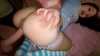 Amatör Üvey Baba, Genç Üvey Kızına Inanılmaz Bir Creampie Veriyor