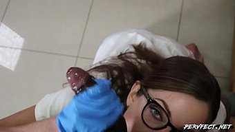 Avrupalı Genç Doktor Tarafından Sert Bir Videoda Beceriliyor