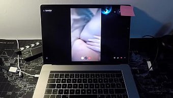 Büyük Göğüslü Latin Milf Asmr Web Kamerası Şovu Yapıyor Ve Bir Hayranla Sikişiyor