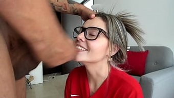 Sarışın Milf Sahte Bir Boşalma Ile Kışkırtılıyor