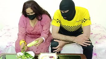 Kıvrımlı Hintli Milf, Yakışıklı Şoförünü Tutkulu Bir Öpücükle Ve Yoğun Bir Cowgirl Yolculuğuyla Baştan Çıkarıyor