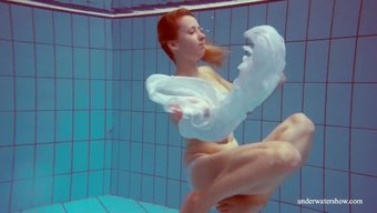 Büyük Göğüslü Ve Kalçalı Bebek Melisa Darkova Çıplak Yüzüyor