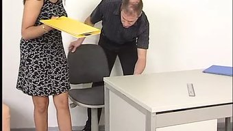 Esmer Genç Baştan Çıkarıyor Ve Masaj Salonunda Anal Alıyor