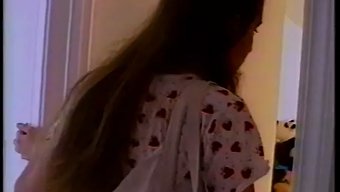 Milf Ve Genç Lezbiyenler Dildo Ile Sıcak Seks Yapıyor Ve Parmaklıyorlar