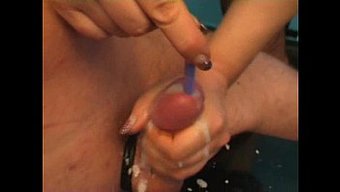 Femdom Hanımefendi Bir Erkeğe El Işi Ve Diş Fırçası Sokması Yapıyor