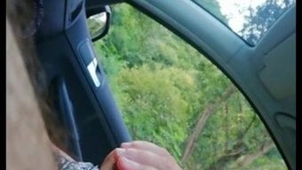 Sergici Karısı, Iyi Vakit Geçirmek Için Kıçını Ve Yarrağını Gösteriyor