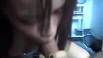 Küçük Fahişe Ev Yapımı Bir Videoda Sikişiyor