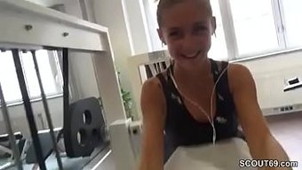 Ince Alman Genç, Spor Salonunda Acımasızca Yüzüne Sikişiyor
