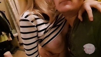 18+ Genç, Softcore Porno Videosunda Sandalyede Sikişiyor