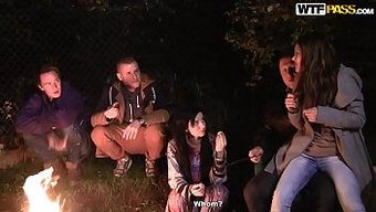 Vahşi Kolej Grup Seks, Derin Boğaz Ve Yurtta Sikiş