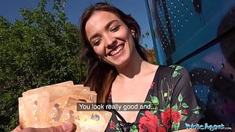 Dövmeli Bebekle Halka Açıkta Cowgirl Pozisyonu Ve Oral Seks